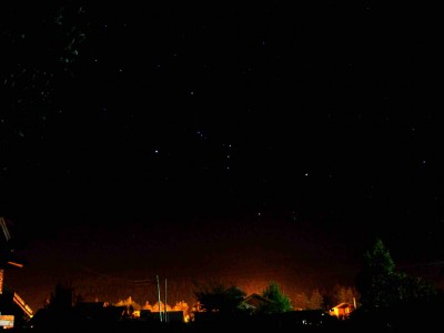 La constelación de Orión mostrándose por encima de la luz de las luminarias que terminan iluminando el cielo en vez de la tierra. Toda esa energía se está derrochando... Tomemos conciencia acerca del problema que implica la contaminación lumínica...